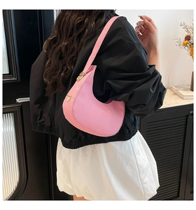 Rosa Hobo-Schultertasche mit strukturierter Oberfläche und goldener Schnalle