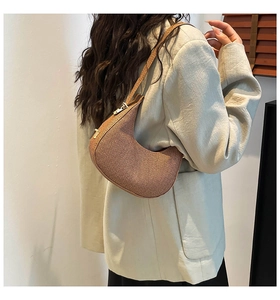 Details der braunen Hobo-Tasche mit Pailletten, Metallic-Effekt und Silberschnallen