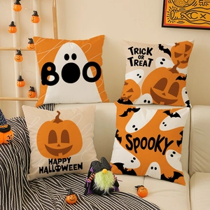Dettaglio di quattro fodere per cuscini di Halloween con zucche e fantasmi su un divano