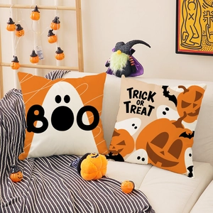 Set di 2 federe per cuscini di Halloween con fantasmi e zucche su un divano bianco