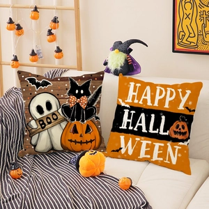Halloween kussensloop set met pompoen en spook prints op een comfortabele witte bank