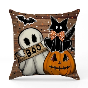 Halloween kussensloop met zwarte kat, pompoen en spook op een houttextuur