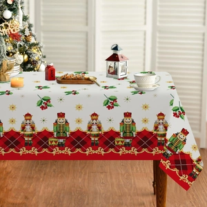 Nappe de Noël Casse-Noisette avec bordures à carreaux sur une table en bois