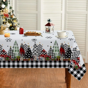 Détail du chemin de table de Noël avec sapins imprimés et bordure à carreaux noirs et blancs