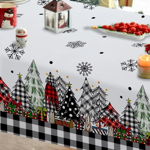 Détail de nappe de Noël avec motifs de sapins casse-noisette dans un décor festif
