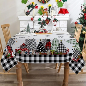 Détail de nappe de Noël avec motifs de sapins casse-noisette et flocons de neige peints