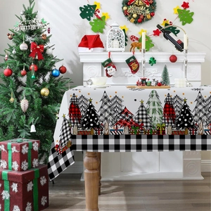 Détail d'une nappe de Noël avec motif Casse-Noisette, carreaux et impressions festives