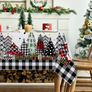 Détail de nappe de Noël avec motif de casse-noisette, bordure à carreaux et sapins de fête