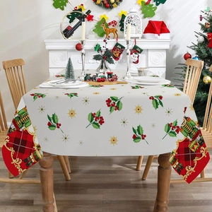 Nappe de Noël avec motif casse-noisette et baies de houx dans un décor festif