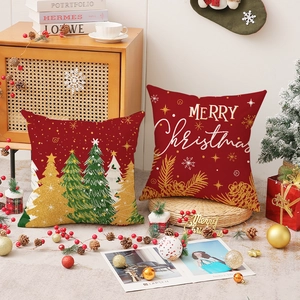 Federe per cuscini di Natale rosse con alberi e scritte festive in ambiente decorato