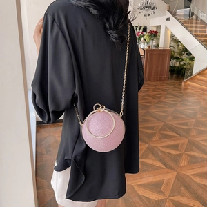 Sac de soirée sphérique rose élégant avec texture pailletée et poignée anneau strass
