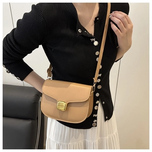Vue détaillée du sac besace kaki avec boucle en métal doré et finition en cuir lisse