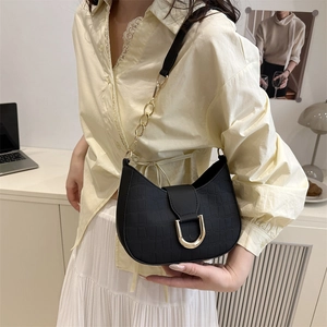 Fashionable black crescent shoulder bag with crocodile texture and gold U-shaped buckle