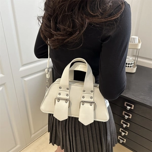 Weiße Trapez-Handtasche aus PU-Leder mit silbernen Metallschnallen am Modell