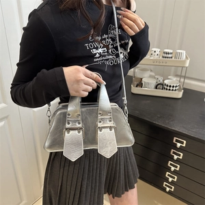 Metallische silberne Handtasche mit Doppelschnallen als Umhängetasche an einem Model gezeigt