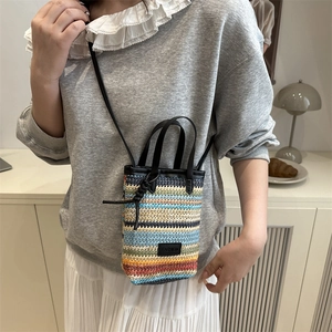 Bunte gestreifte Mini-Stricktasche mit Fashion-Label und schwarzem Schultergurt