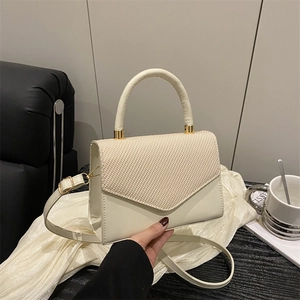 Petit sac à bandoulière beige tissé avec poignée supérieure et boucles dorées