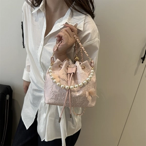 Sac seau rose en dentelle avec poignée en perles et papillon pour la mode d'été