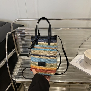 Sac bandoulière tissé à rayures arc-en-ciel avec poignées en cuir noir et logo mode