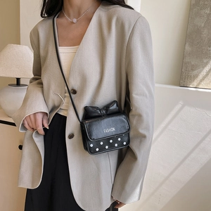 Schwarze Umhängetasche mit Polka-Dots, 3D-Schleife und modischem FASHION-Aufdruck