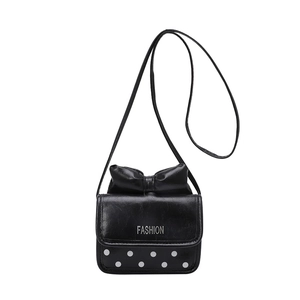 Schicke schwarze Umhängetasche mit Schleife und Punkten aus glänzendem PU-Leder für Damen