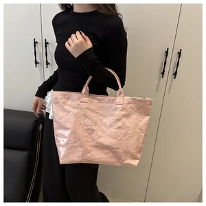 Details zur rosa Einkaufstasche aus DuPont-Papier mit weißem Logo-Schriftzug