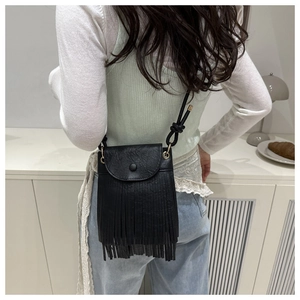 Vue arrière du mannequin portant un sac bandoulière noir avec des franges longues