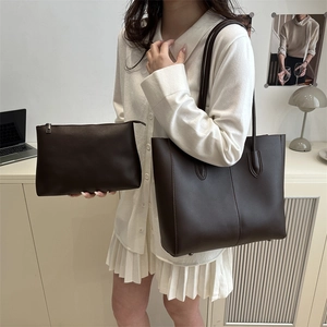 Grand ensemble sac cabas marron foncé avec pochette dans un décor de bureau épuré