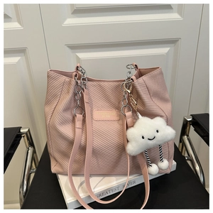 Détail du sac cabas rose matelassé avec bandoulière chaîne dorée et pendentif nuage