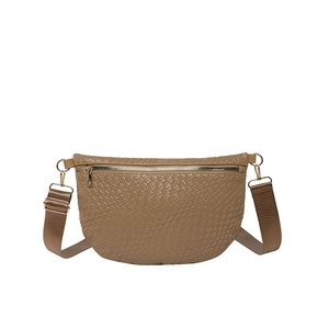 Sac banane marron tressé avec fermeture dorée et bandoulière réglable et large