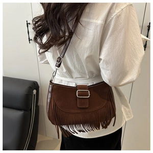 Dunkelbraune Wildleder-Umhängetasche mit langen Fransen und silberner Schnalle Detail