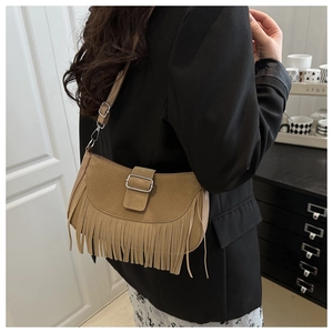 Detailansicht der braunen Wildledertasche mit langen Fransen und Metallschnalle