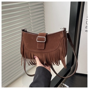 Nahaufnahme der braunen Wildledertasche mit dichten Fransen und silberner Metallschnalle