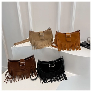 Détail de quatre sacs à bandoulière bohèmes à franges en beige, fauve, brun et noir