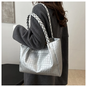Détail du sac cabas argenté avec texture pied-de-poule et anse tressée élégante
