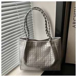 Détail du sac cabas argenté avec motif pied-de-poule et poignée tressée chic