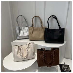 Sacs cabas de différentes couleurs avec des poignées tressées et une texture en cuir embossé