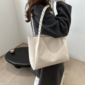 Borsa tote beige minimalista con trama pied-de-poule e manici intrecciati per donna