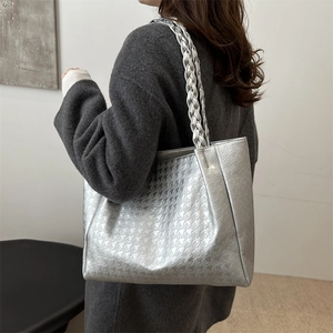 Borsa tote argento con trama pied de poule e manici intrecciati per il lavoro