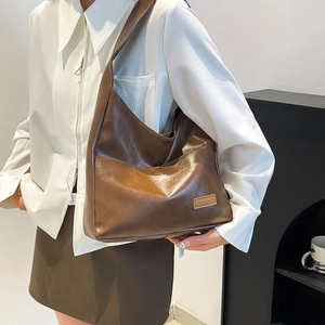 Retro brown leather shoulder tote bag with large capacity and polished vintage finish