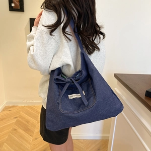 Sac cabas en denim style ethnique avec nœud et grande capacité porté par modèle