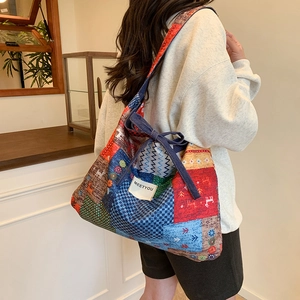 Sac cabas ethnique en denim patchwork avec nœud bleu et grande capacité sur l'épaule