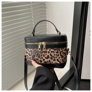 Détails du sac seau léopard élégant avec fermetures éclair dorées et garnitures