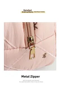 Détail macro de la fermeture éclair dorée sur un sac à main en tissu matelassé rose