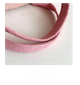 Détail des poignées tissées rose pastel montrant la texture durable du tissu et coutures