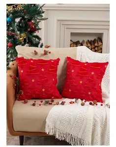 Detalle de la funda de cojín navideña de felpa roja con bordado de árbol 3D y estrella dorada