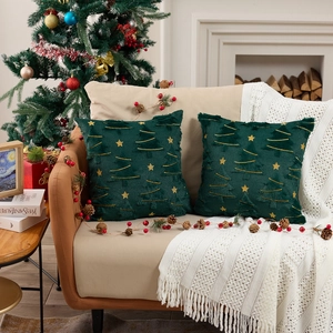 Juego de dos cojines navideños de felpa verde oscuro con bordados dorados de árboles