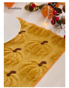 Dettaglio della tovaglietta a zucca trapuntata con trama 3D per decoro autunnale