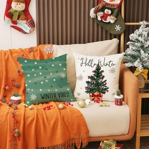 Housses de coussin avec sapin de Noël et Winter Vibes dans un décor chaleureux