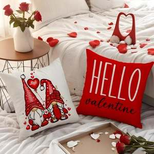 Valentinstag Kissenhüllen Set mit Gnom-Motiv auf weißem Bett und Rosenblättern